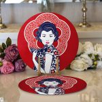 Realhomes Kırmızı Zeminli Köpek Tutan Hanım Desenli Modern 2'li Yuvarlak Servis Altlığı - Supla Realhomes