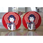 Realhomes Kırmızı Zeminli Köpek Tutan Hanım Desenli Modern 2'li Yuvarlak Servis Altlığı - Supla Realhomes