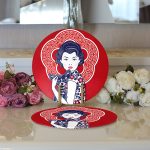 Realhomes Kırmızı Zeminli Köpek Tutan Hanım Desenli Modern 2'li Yuvarlak Servis Altlığı - Supla Realhomes