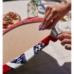 Realhomes Kırmızı Zeminli Köpek Tutan Hanım Desenli Modern 2'li Yuvarlak Servis Altlığı - Supla Realhomes