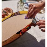 - Supla2li-5824-Gorsel4 - Realhomes  Realhomes Güneşin Batışındaki Ağaç Zeminli Afrika Kadın Motifli Modern 2'li Yuvarlak Servis Altlığı - Supla Realhomes