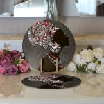 - Supla2li-5825-Gorsel3 - Realhomes  Realhomes Gri Zemin Desenli Siyahi Kadın Motifli Modern 2'li Yuvarlak Servis Altlığı - Supla Realhomes