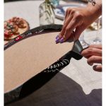 - Supla2li-5825-Gorsel4 - Realhomes  Realhomes Gri Zemin Desenli Siyahi Kadın Motifli Modern 2'li Yuvarlak Servis Altlığı - Supla Realhomes