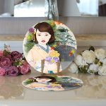 - Supla2li-5834-Gorsel3 - Realhomes Realhomes Japon Kültürü Zeminli Gül Tutan Japon Kadın Modern 2'li Yuvarlak Servis Altlığı - Supla Realhomes