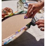 - Supla2li-5834-Gorsel4 - Realhomes Realhomes Japon Kültürü Zeminli Gül Tutan Japon Kadın Modern 2'li Yuvarlak Servis Altlığı - Supla Realhomes