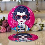 - Supla2li-5849-Gorsel1 - Realhomes Realhomes Pembe Zeminde Havai Fişek Figürlü Gözlüklü Fashion Girl Modern 2'li Yuvarlak Servis Altlığı - Supla Realhomes