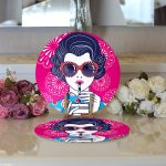 - Supla2li-5849-Gorsel3 - Realhomes Realhomes Pembe Zeminde Havai Fişek Figürlü Gözlüklü Fashion Girl Modern 2'li Yuvarlak Servis Altlığı - Supla Realhomes