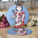 - Supla2li-5850-Gorsel1 - Realhomes  Realhomes Çiçeğe Sarılmış Japon Kız Motifli Modern 2'li Yuvarlak Servis Altlığı - Supla Realhomes