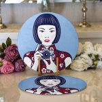 - Supla2li-5854-Gorsel1 - Realhomes Realhomes Fotoğraf Çeken Japon Kız Motifli Modern 2'li Yuvarlak Servis Altlığı - Supla Realhomes