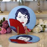 Realhomes Kırmızı Yelpazeli Mavi Zeminli Japon Kadın Modern 2'li Yuvarlak Servis Altlığı - Supla Realhomes