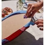 Realhomes Kırmızı Yelpazeli Mavi Zeminli Japon Kadın Modern 2'li Yuvarlak Servis Altlığı - Supla Realhomes