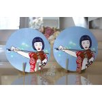 - Supla2li-5856-Gorsel2 - Realhomes Realhomes Mavi Zeminde Keman Çalan Japon Kız Desenli Modern 2'li Yuvarlak Servis Altlığı - Supla Realhomes