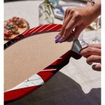 - Supla2li-5863-Gorsel4 - Realhomes Realhomes Kırmızı Temalı Japon Kadın Motifli Modern 2'li Yuvarlak Servis Altlığı - Supla Realhomes