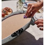 - Supla2li-6756-Gorsel4 - Realhomes Realhomes Gri Zeminde Geometrik Geyik Çizimli Modern 2'li Yuvarlak Servis Altlığı - Supla Realhomes