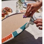 - Supla2li-7021-Gorsel4 - Realhomes Realhomes Ekru Zeminde Sanatsal Motifler Dijital Baskılı Modern 2'li Yuvarlak Servis Altlığı - Supla Realhomes