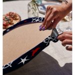 - Supla2li-7101-Gorsel4 - Realhomes  Realhomes Lacivert Zeminli Renkli Yunus Desenli Dijital Baskılı Modern 2'li Yuvarlak Servis Altlığı - Supla Realhomes