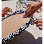 - Supla2li-7104-Gorsel4 - Realhomes  Realhomes Lacivert Zeminli Beyaz Kartanesi Desenli Dijital Baskılı Modern 2'li Yuvarlak Servis Altlığı - Supla Realhomes