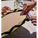 - Supla2li-7114-Gorsel4 - Realhomes  Realhomes Siyah Zeminde Gold Kalp Desenli Dijital Baskılı Modern 2'li Yuvarlak Servis Altlığı - Supla Realhomes