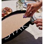 Realhomes Gold Zeminde Kucuk Siyah Kalp Desenli Dijital Baskılı Modern 2'li Yuvarlak Servis Altlığı - Supla Realhomes