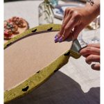 Realhomes Gold Zeminde Beyaz Ok Motifli Dijital Baskılı Modern 2'li Yuvarlak Servis Altlığı - Supla Realhomes