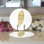 - Supla2li-7128-Gorsel3 - Realhomes  Realhomes Beyaz Zeminde Gold Kuş Tüyü Desenli Dijital Baskılı Modern 2'li Yuvarlak Servis Altlığı - Supla Realhomes