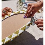 Realhomes Beyaz Zeminde Gold Üçgen Desenli Dijital Baskılı Modern 2'li Yuvarlak Servis Altlığı - Supla Realhomes