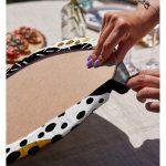 - Supla2li-7172-Gorsel4 - Realhomes Realhomes Sıyah Beyaz Zeminde Gold Detaylı Renkli Çizim Dijital Baskılı Modern 2'li Yuvarlak Servis Altlığı - Supla Realhomes