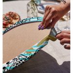 Realhomes Renkli Zemin Uzerinde Onedraw Çizimli Dijital Baskılı Modern 2'li Yuvarlak Servis Altlığı - Supla Realhomes