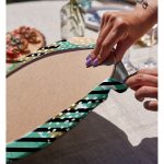 - Supla2li-7182-Gorsel4 - Realhomes Realhomes Renkli Zemin Uzerinde Onedraw Çizimli Dijital Baskılı Modern 2'li Yuvarlak Servis Altlığı - Supla Realhomes