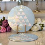 Realhomes Renkli Zemin Üzerinde Üçgen Desenli Dijital Baskılı Modern 2'li Yuvarlak Servis Altlığı - Supla Realhomes