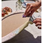 - Supla2li-7198-Gorsel4 - Realhomes Realhomes Renkli Zemin Üzerinde Üçgen Desenli Dijital Baskılı Modern 2'li Yuvarlak Servis Altlığı - Supla Realhomes