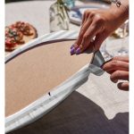 - Supla2li-7202-Gorsel4 - Realhomes Realhomes Gri Beyaz Zeminde Pusula Desenli Dijital Baskılı Modern 2'li Yuvarlak Servis Altlığı - Supla Realhomes