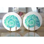 - Supla2li-7229-Gorsel2 - Realhomes Realhomes Beyaz Zeminde Yeşil Renkli Deniz Kabuğu Desenli Modern 2'li Yuvarlak Servis Altlığı - Supla Realhomes