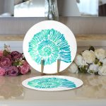 - Supla2li-7229-Gorsel3 - Realhomes Realhomes Beyaz Zeminde Yeşil Renkli Deniz Kabuğu Desenli Modern 2'li Yuvarlak Servis Altlığı - Supla Realhomes