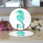 Realhomes Beyaz Zeminde Yeşil Renkli Deniz Atı Desenli Dijital Baskılı Modern 2'li Yuvarlak Servis Altlığı - Supla Realhomes