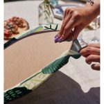 - Supla2li-7245-Gorsel4 - Realhomes  Realhomes Soft Renkli Zemin Üzerinde Koyu Renkli Yaprak Desenli 2'li Yuvarlak Servis Altlığı - Supla Realhomes