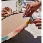 - Supla2li-7249-Gorsel4 - Realhomes Realhomes Pudra Zemin Üzerinde Onedraw Çizimli Yaprak Desenli 2'li Yuvarlak Servis Altlığı - Supla Realhomes