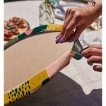 - Supla2li-7250-Gorsel4 - Realhomes Realhomes Renki Zemin Üzerinde Onedraw Çizimli Dijital Baskılı Modern 2'li Yuvarlak Servis Altlığı - Supla Realhomes