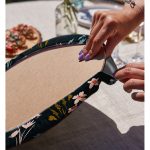 Realhomes Siyah Zemin Üzerinde Rengarenk Çiçek Desenli 2'li Yuvarlak Servis Altlığı - Supla Realhomes