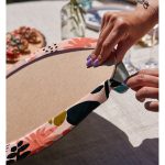 - Supla2li-7253-Gorsel4 - Realhomes Realhomes Pudra Zemin Üzerinde Onedraw Çizimli Yaprak Desenli 2'li Yuvarlak Servis Altlığı - Supla Realhomes