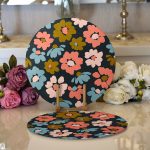 - Supla2li-7255-Gorsel1 - Realhomes Realhomes Siyah Zemin Üzerinde Rengarenk Çiçek Desenli 2'li Yuvarlak Servis Altlığı - Supla Realhomes