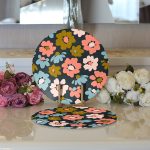 - Supla2li-7255-Gorsel3 - Realhomes Realhomes Siyah Zemin Üzerinde Rengarenk Çiçek Desenli 2'li Yuvarlak Servis Altlığı - Supla Realhomes