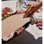 - Supla2li-7255-Gorsel4 - Realhomes Realhomes Siyah Zemin Üzerinde Rengarenk Çiçek Desenli 2'li Yuvarlak Servis Altlığı - Supla Realhomes