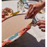 Realhomes Pudra Zeminde Onedraw Çizimli Rengarenk Çiçek Desenli Modern 2'li Yuvarlak Servis Altlığı - Supla Realhomes