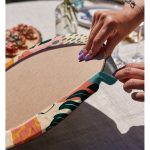 - Supla2li-7267-Gorsel4 - Realhomes Realhomes Renkli Zemin Üzerinde Onedraw Çizimli Yapraklar Modern 2'li Yuvarlak Servis Altlığı - Supla Realhomes