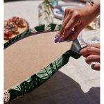 - Supla2li-7269-Gorsel4 - Realhomes  Realhomes Yeşil Zemin Üzerinde Onedraw Çizimli Yaprak Desenli 2'li Yuvarlak Servis Altlığı - Supla Realhomes