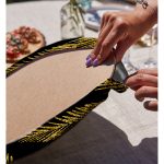 - Supla2li-7301-Gorsel4 - Realhomes Realhomes Siyah Zemin Üzerinde Gold Renkli Yaprak Desenli Modern 2'li Yuvarlak Servis Altlığı - Supla Realhomes