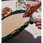 Realhomes Renkli Zemin Üzerinde Yaprak Motifli Dijital Baskılı Modern 2'li Yuvarlak Servis Altlığı - Supla Realhomes