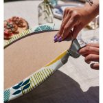 - Supla2li-7307-Gorsel4 - Realhomes Realhomes Beyaz Zemin Üzerinde Yaprak Desenli Dijital Baskılı Modern 2'li Yuvarlak Servis Altlığı - Supla Realhomes