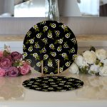 - Supla2li-7311-Gorsel3 - Realhomes Realhomes Siyah Zemin Üzerinde Papatya Desenli Dijital Baskılı Modern 2'li Yuvarlak Servis Altlığı - Supla Realhomes